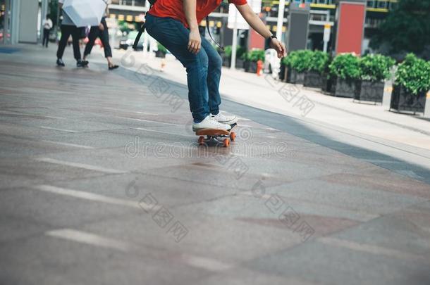 滑板运动员骑马滑板向城市大街