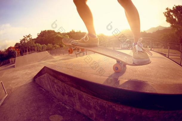 滑板运动向滑板运动场地土堤斜坡