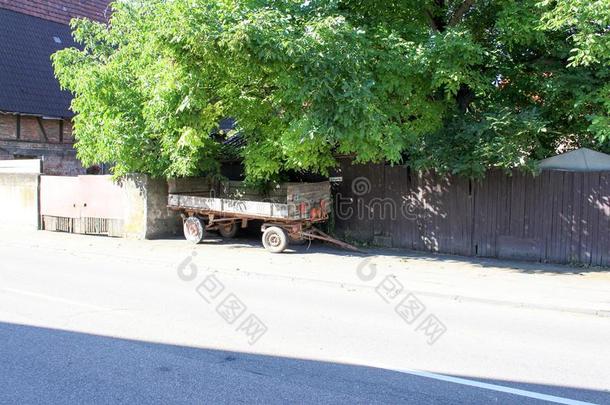 夏莱特酿酒的拖拉机手推车木材停泊的Geschnitzter轨道