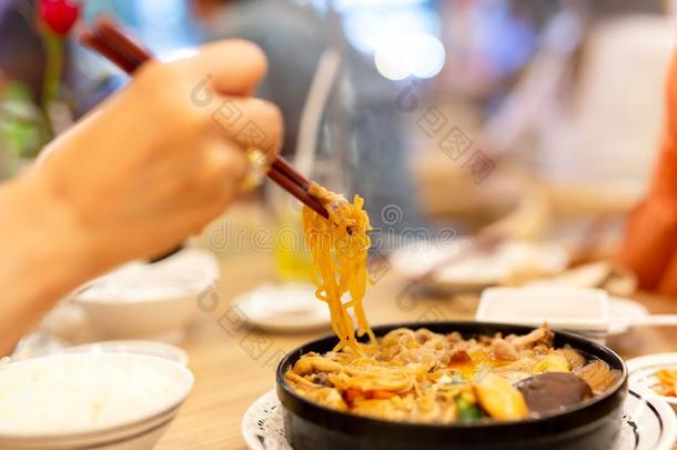 手和筷子吃日本人乌冬面面条.