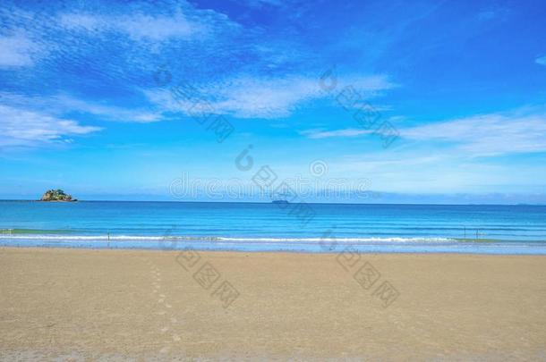 令人惊异的洋蓝色天和美丽的s和向指已提到的人海滩采用瓦卡蒂