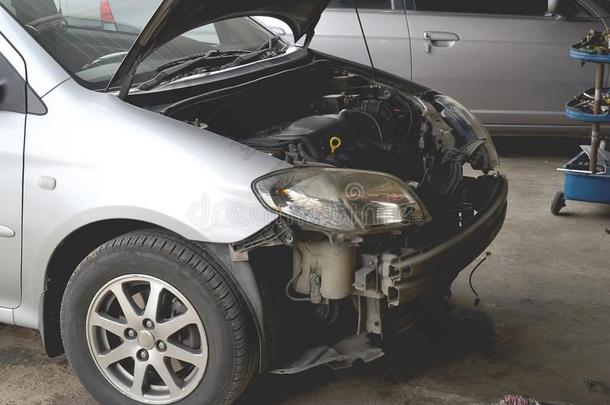 破碎的汽车损害光和减震器意外事件