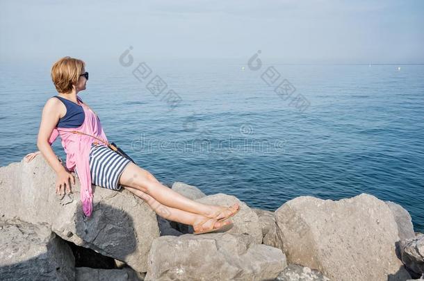 年幼的女人使摆姿势和亚得里亚海的海,米拉马雷城堡