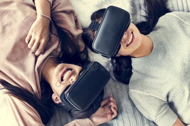 女人体验实质上的现实和VirtualReality虚拟现实戴在头上的耳机或听筒