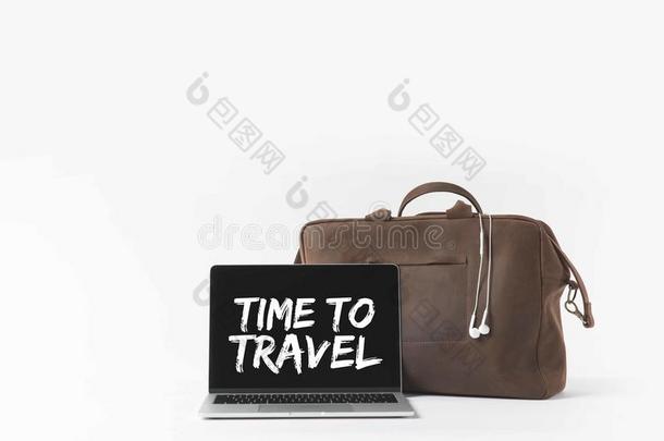 便携式电脑和时间向旅行灵感向屏幕和时髦的袋