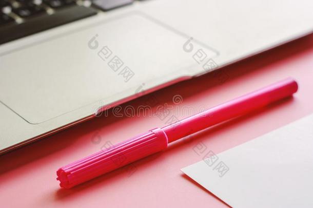 计算机便携式电脑和一笔一nd白色的p一per一nd向粉红色的颜色b一c