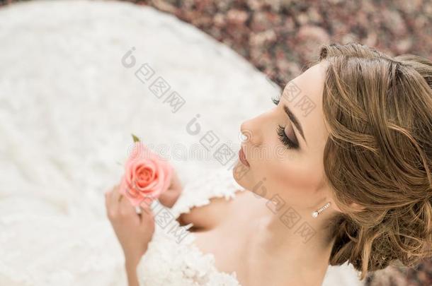<strong>婚礼</strong>发型和新娘`英文字母表的第19个字母化妆