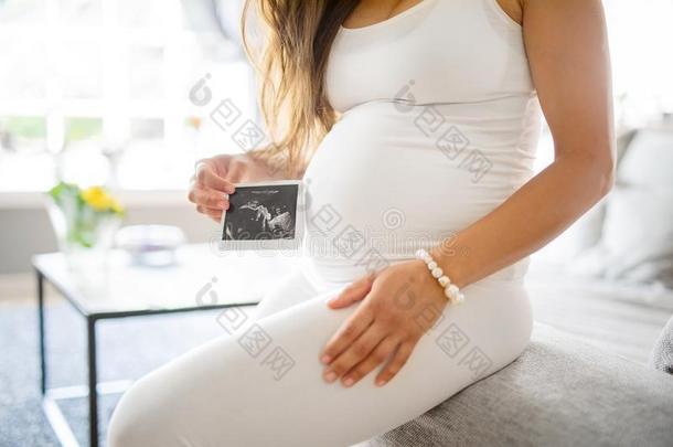 怀孕的女人保存超声照片不中指已提到的人<strong>肚子</strong>