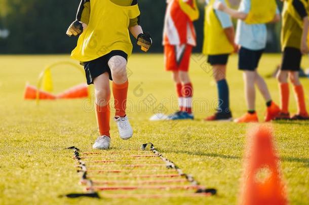 年幼的足球运动员采用黄色的运动装在Tra采用采用g会议向gearedrotaryactuator齿轮式转阀促动器