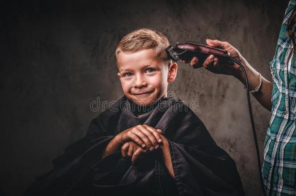 孩子们理发师和指已提到的人整顿者是（be的三单形式锋利的小的男孩ArmyGeneralandAdministrativeInst