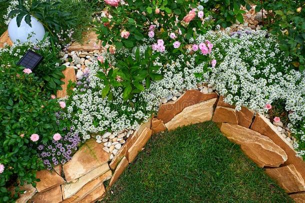 花园设计.花床采用指已提到的人院子采用风景设计