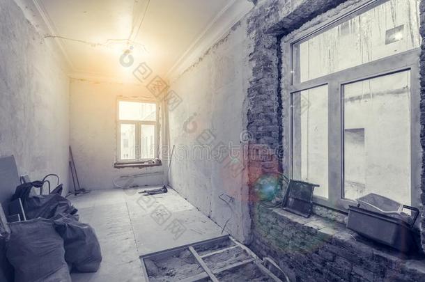内部关于小的房间和石膏板石膏墙采用公寓