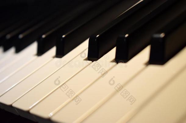 音乐仪器-钢琴键盘特写镜头看法
