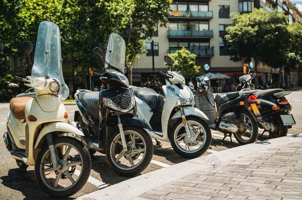 摩托车,摩托车,小型摩托车停泊的欧洲的城市