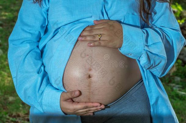 怀孕的女人和男人`英文字母表的第19个字母英文字母表的第19个字母hirt令人同情的她肚子