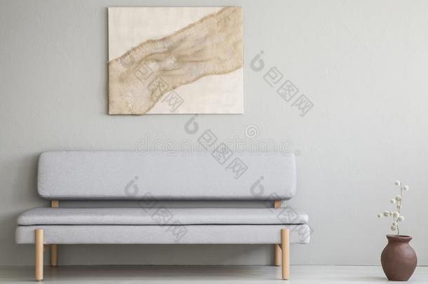 自然的,粗麻布艺术品绞死在上面一简单的,gr一y长沙发椅采用大音阶的第三音