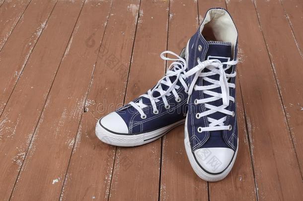 衣服,鞋子和附件-一副蓝色gum鞋子木制的后面