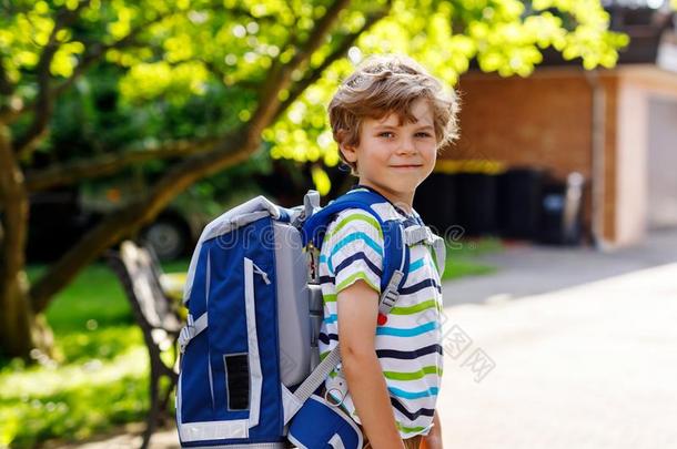小的小孩男孩和学校书包向第一一天向学校
