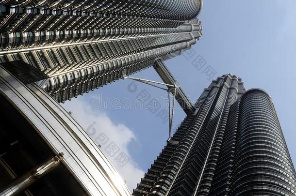 吉隆坡吉隆坡,马来西亚石油公司总部所在地：马来西亚主要业务：炼油孪生儿之一塔