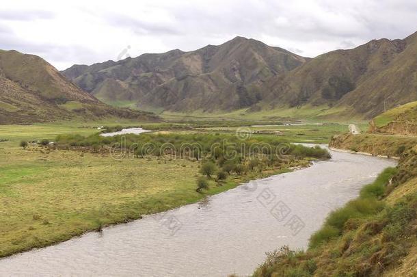 看法关于河流,草原和小山