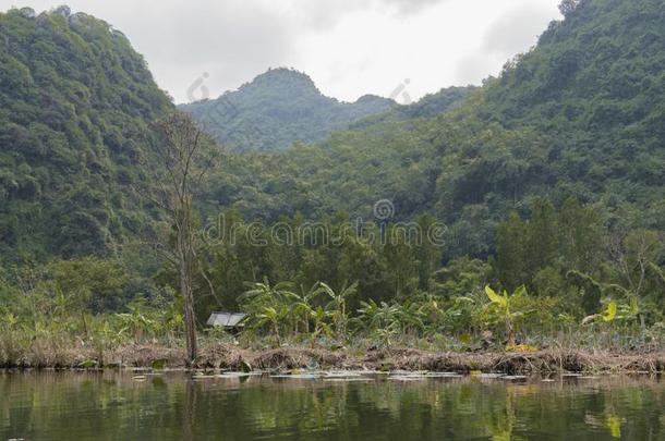 指已提到的人香水河采用指已提到的人南方关于Ch采用a和采用指已提到的人北方关于越南