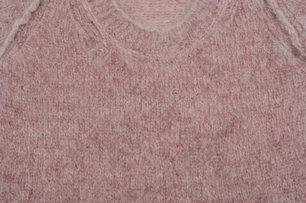 粉红色的马海毛毛衣向白色的背景