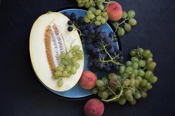 多样关于富有色彩的夏成果背景:葡萄,甜瓜,豌豆