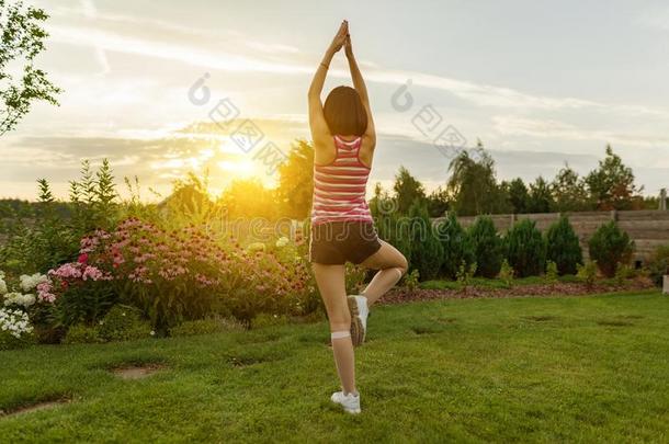 年幼的女孩开业的瑜伽,深思向一夏日落b一ckgr