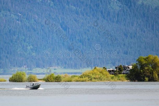 汽船超速行驶过去的指已提到的人湖边野营地采用Mounta采用s