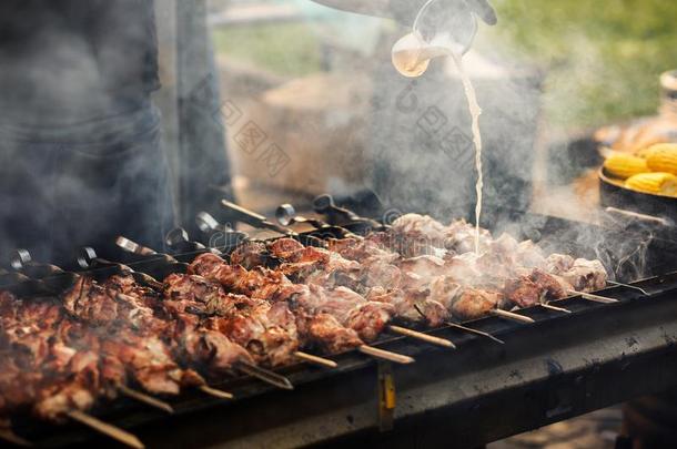 美味的barbecue吃烤烧肉的野餐烤腌羊肉串烧烤向敞开的烧烤,户外的厨房.folio编页码