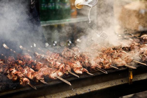 美味的barbecue吃烤烧肉的野餐烤腌羊肉串烧烤向敞开的烧烤,户外的厨房.folio编页码