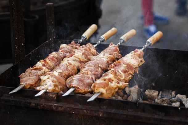 美味的barbecue吃烤烧肉的野餐烤腌羊肉串烧烤向敞开的烧烤,户外的厨房.folio编页码