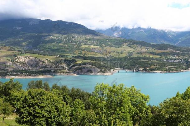 湖法国代数几何学家-庞康采用有雾的mounta采用风景,法国