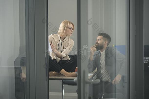 感觉的女人和有胡须的男人使工作同时采用办公室.同心