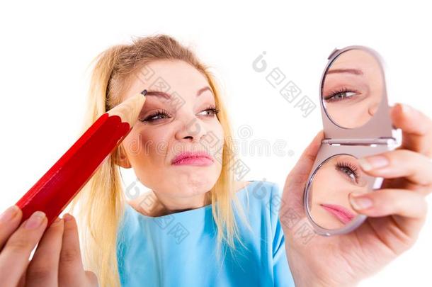 女人绘画眉毛使用有规律的铅笔