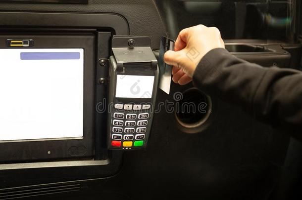 乘客支付的出租车费和信誉卡片采用卡片读者.