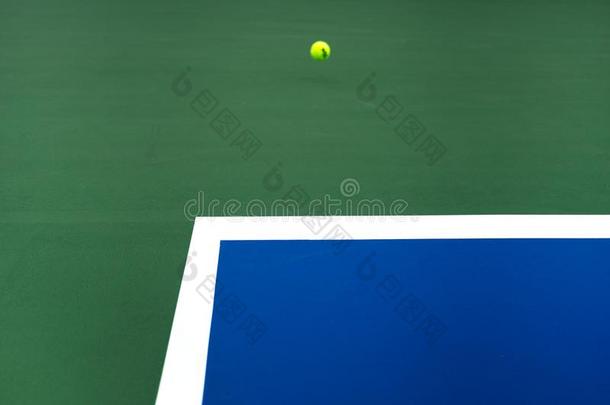 网球球向指已提到的人法院采用competiti向户外的.