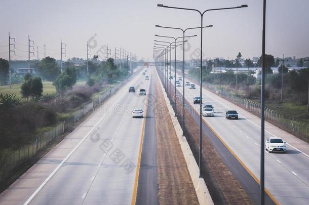 风景公路交通和cablerelaystati向s电缆继电器站向早晨.运送cablerelaystati向s电缆继电器站和