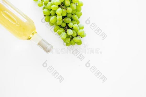 白色的葡萄酒采用玻璃瓶子在近处束关于葡萄向白色的后座议员
