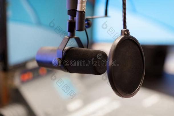扩音器采用现代的无线电车站broadcast采用g工作室