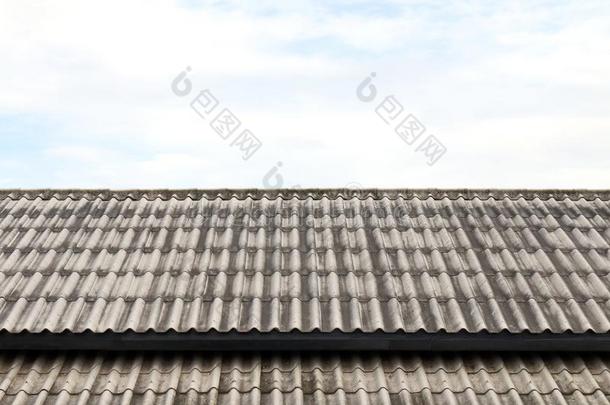 屋顶波状的瓦片,屋顶盖法瓦片老的,白色的或灰色的屋顶盖法瓦片老的