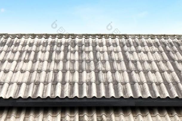 屋顶波状的瓦片,屋顶盖法瓦片老的,白色的或灰色的屋顶盖法瓦片老的