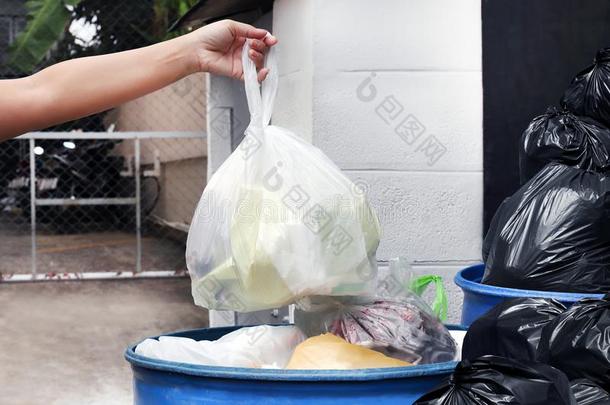 手是（be的三单形式运送的浪费塑料制品垃圾袋和出行向倾倒Gobon蓬