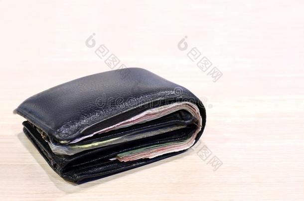 钱包,皮夹子,黑的皮钱包木制的板背景一