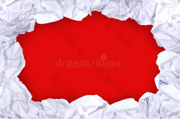 摺皱的纸球白色的框架向红色的颜色和复制品空间背
