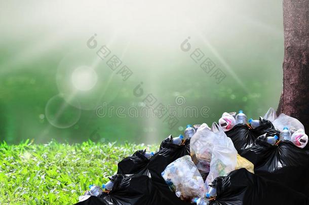 垃圾浪费,堆关于垃圾塑料制品浪费黑的和垃圾袋