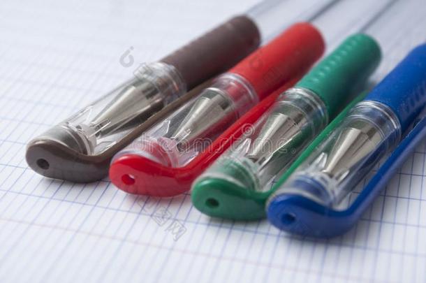 富有色彩的圆珠笔笔向笔记书背景