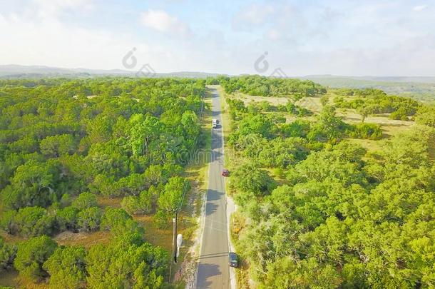 空气的看法风景优美的驾驶通过小山国家大牧场采用最高甲板舱,我们