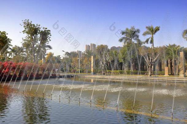 一放置关于人造的人造喷泉关于笨蛋公园,风干土坯三原色红绿兰彩色值