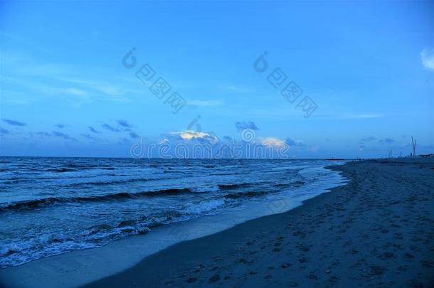 波折叠指已提到的人热带的面向海滩的同样地暴风雨发展越过指已提到的人horizontal水平的